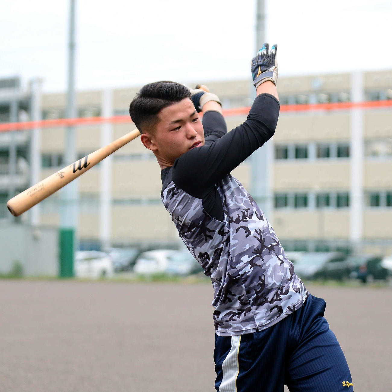準々決勝に向けてバットを振る常葉大橘・山本
