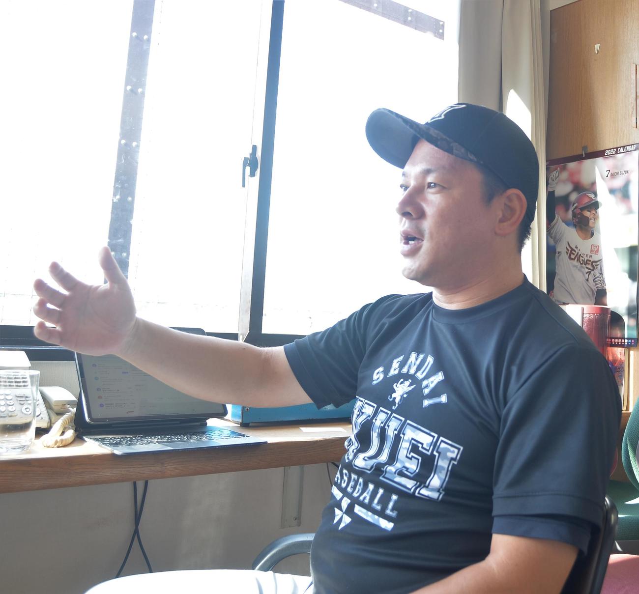 勝利の要因を「大会中の選手の成長と自然体が引き寄せた」と語った須江監督（撮影・佐藤究）