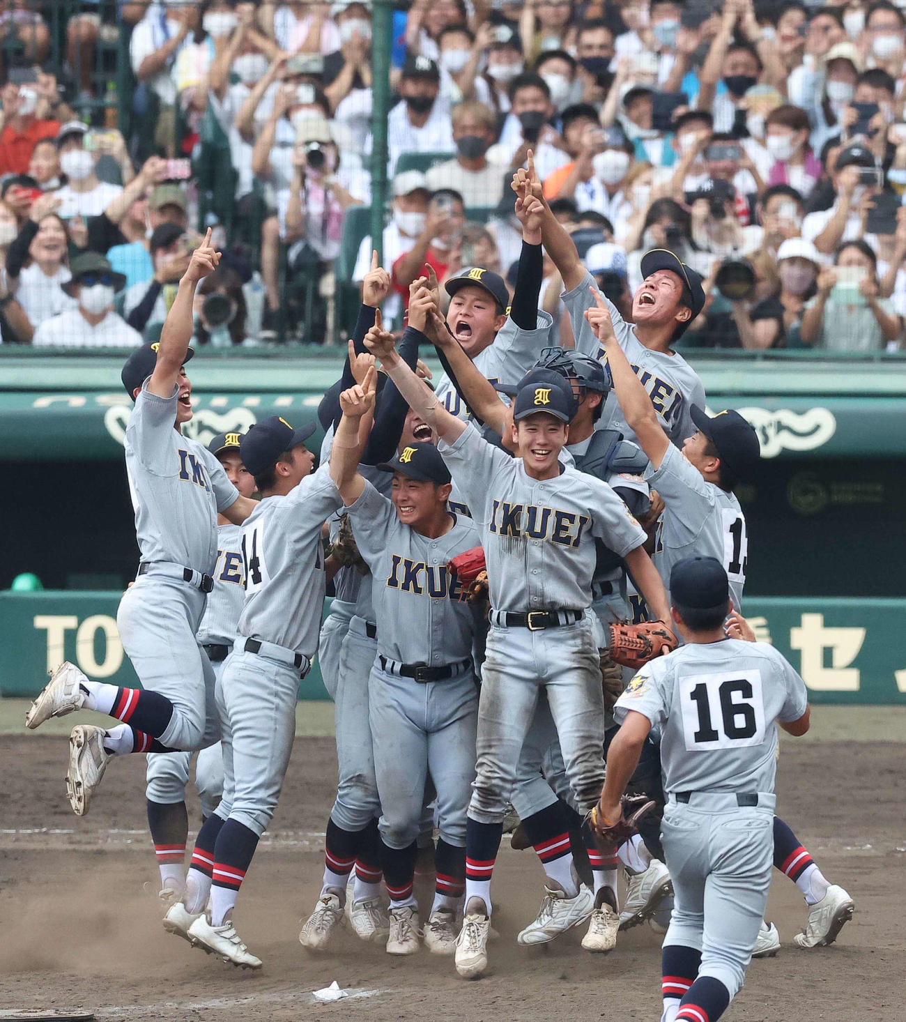 夏の甲子園で優勝を決め喜びを爆発させる仙台育英ナイン（2022年8月22日撮影）