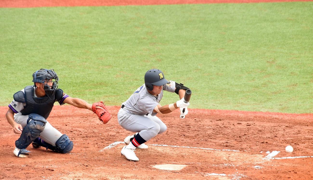 7月27日、県大会決勝・聖和学園戦で先制スクイズを決める遠藤