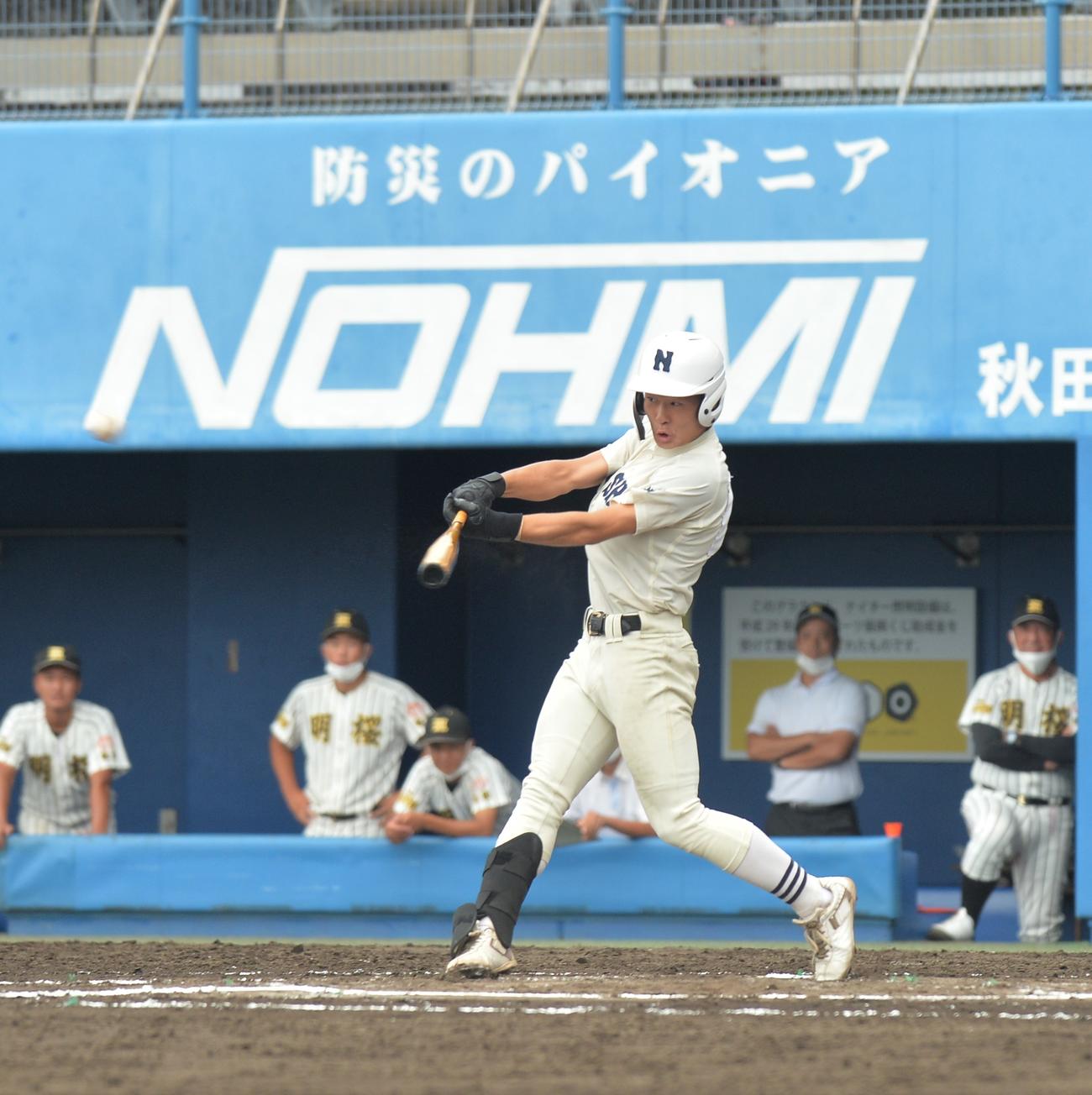 ノースアジア大明桜対能代松陽　6回裏能代松陽無死一、三塁、逆転適時三塁打を放つ大高（撮影・佐藤究）