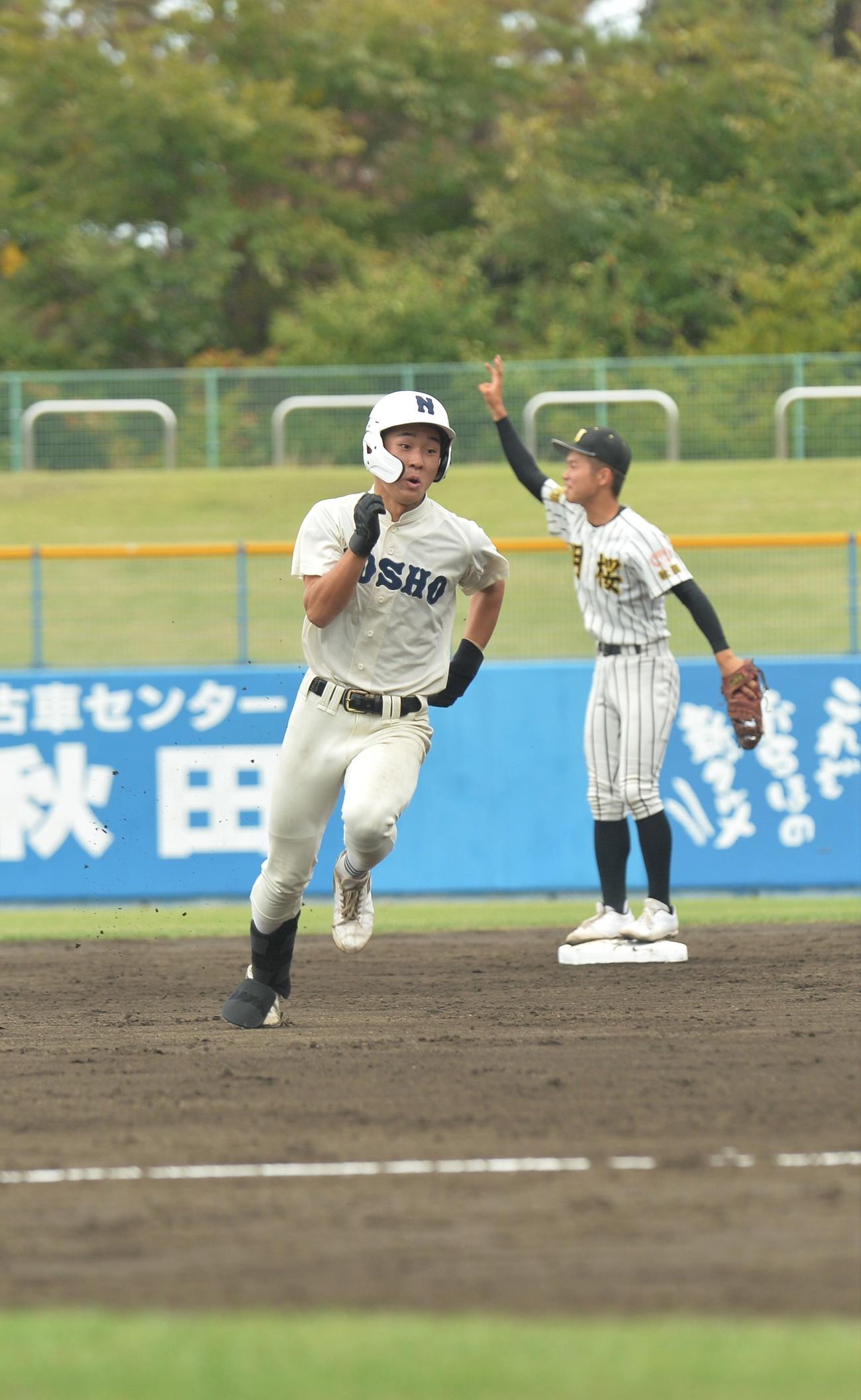 ノースアジア大明桜対能代松陽　6回裏能代松陽無死一、三塁、逆転適時三塁打を放ち、三塁へと向かう大高（左）（撮影・佐藤究）