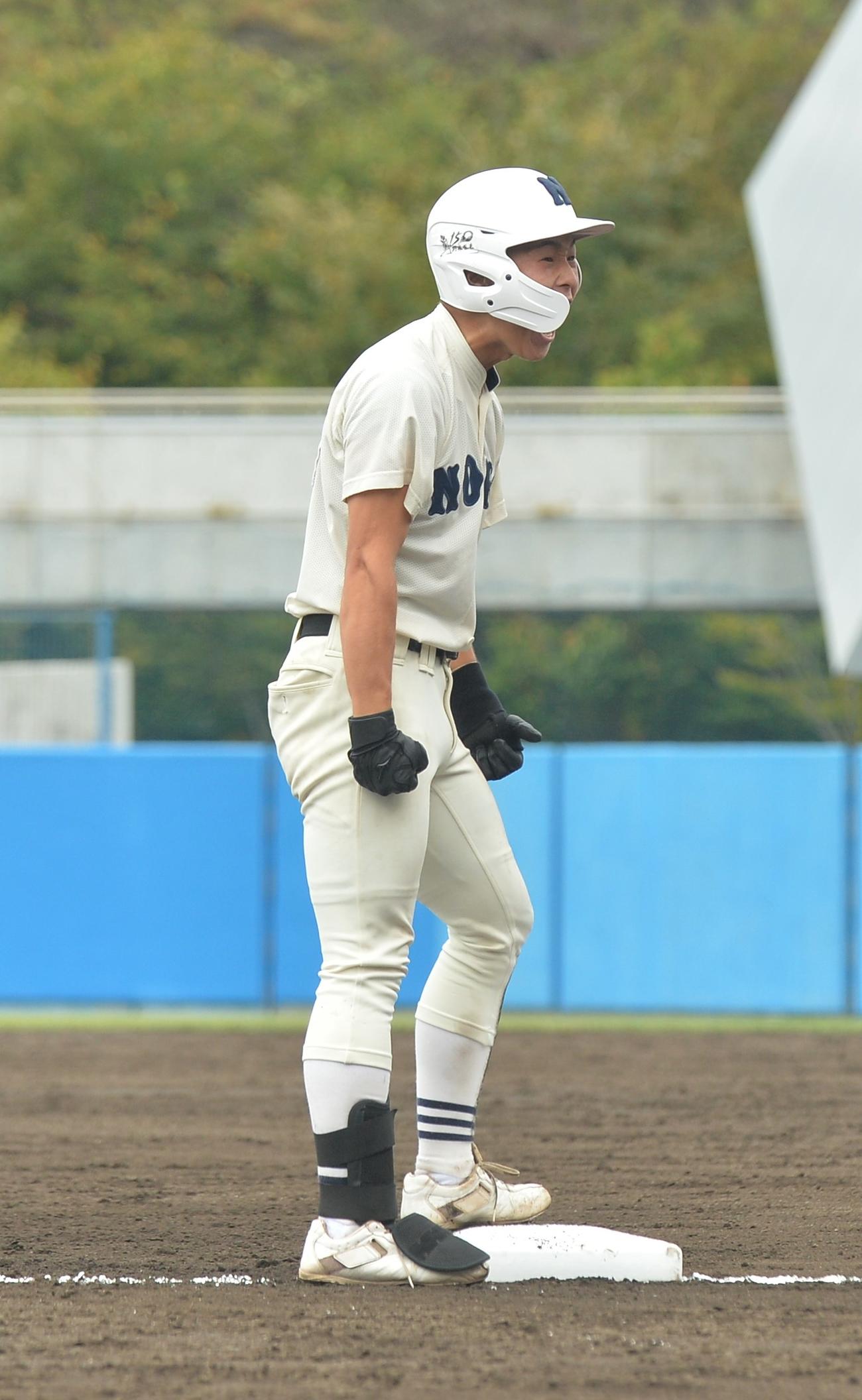 ノースアジア大明桜対能代松陽　6回裏能代松陽無死一、三塁、逆転適時三塁打を放ち、三塁ベース上で雄たけびを上げる大高（撮影・佐藤究）