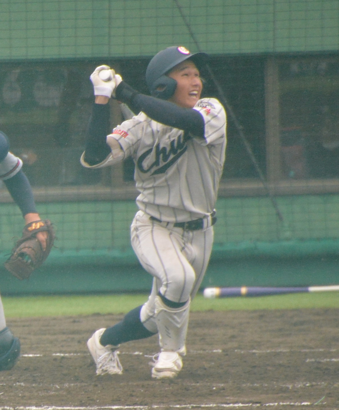 4回、右中間に3点本塁打を放つ山形中央・武田