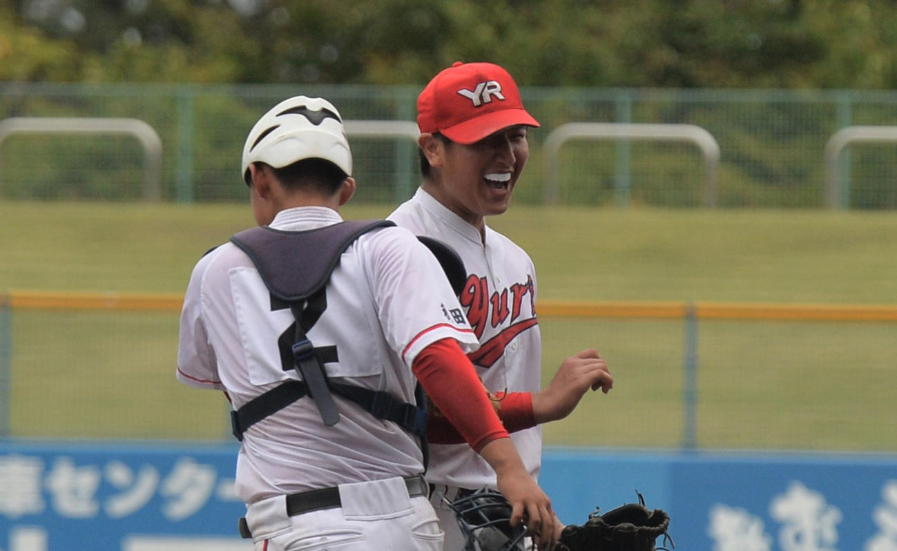 初の東北大会出場を決め、笑顔を見せる由利・関（右）と高橋歩