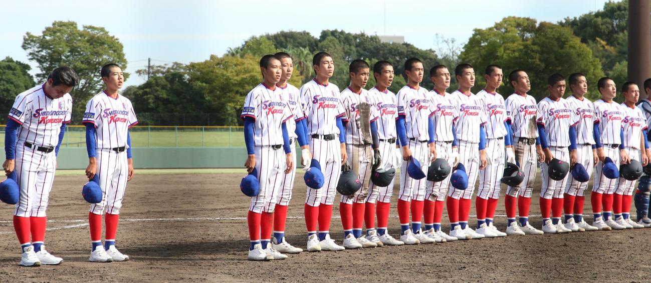 準々決勝敗退して、スタンドにあいさつする下関国際ナイン（撮影・菊川光一）