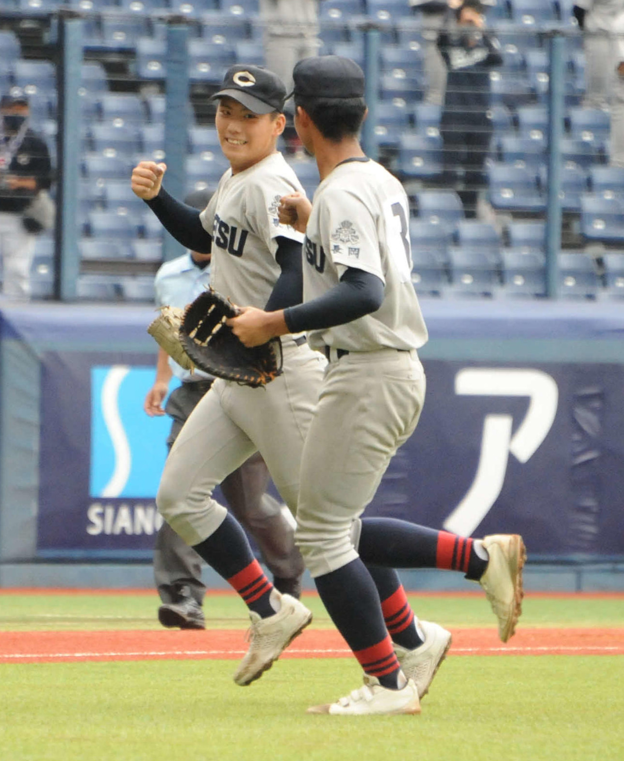 決勝進出を決め、ガッツポーズでマウンドを降りる中越・野本（左）