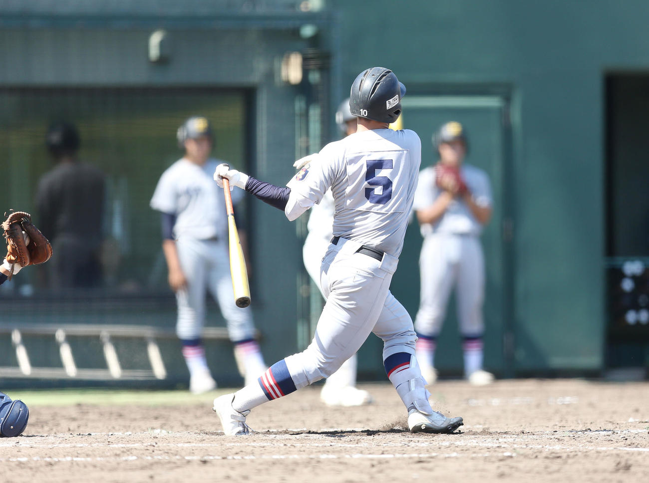 慶応対日大藤沢　5回表慶応2死二塁、空振り三振に倒れる清原（撮影・宮地輝）