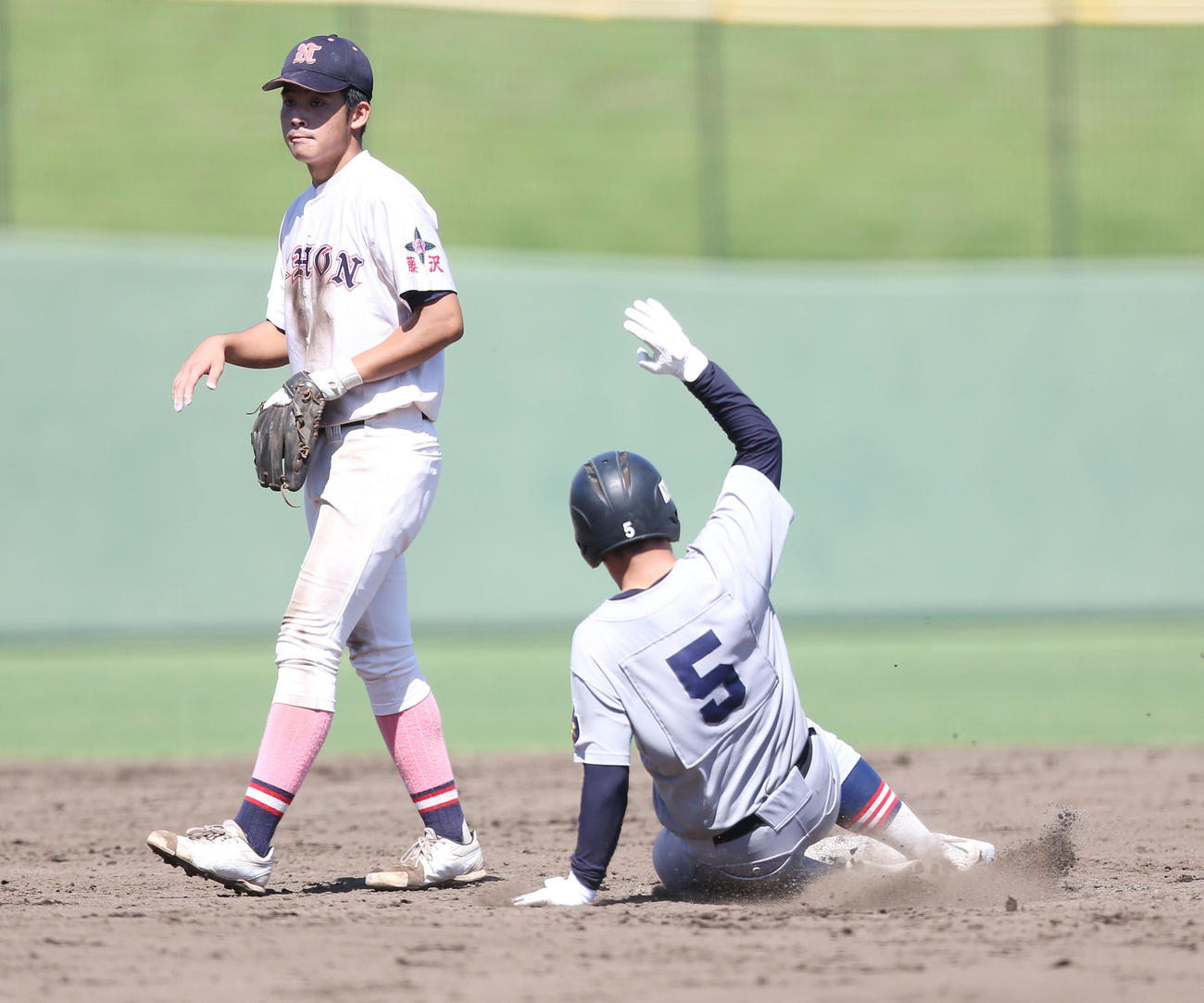 慶応対日大藤沢　4回表慶応無死一塁、八木が送りバントをし二塁へ進む清原（右）（撮影・宮地輝）