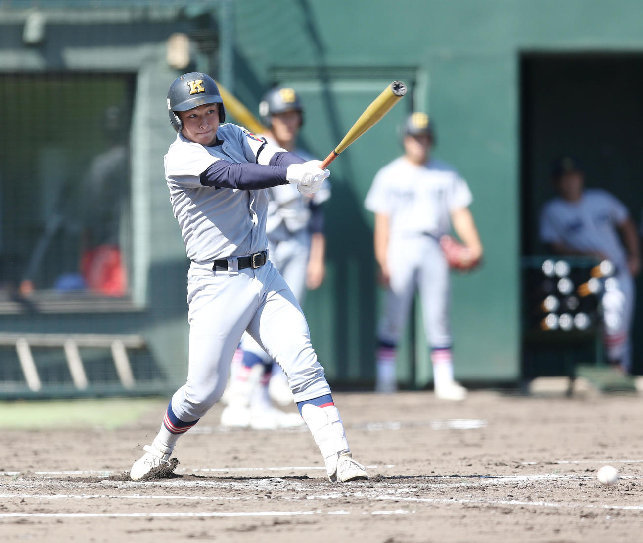 慶応対日大藤沢　2回表慶応1死二塁、打つも二ゴロになる清原（撮影・宮地輝）