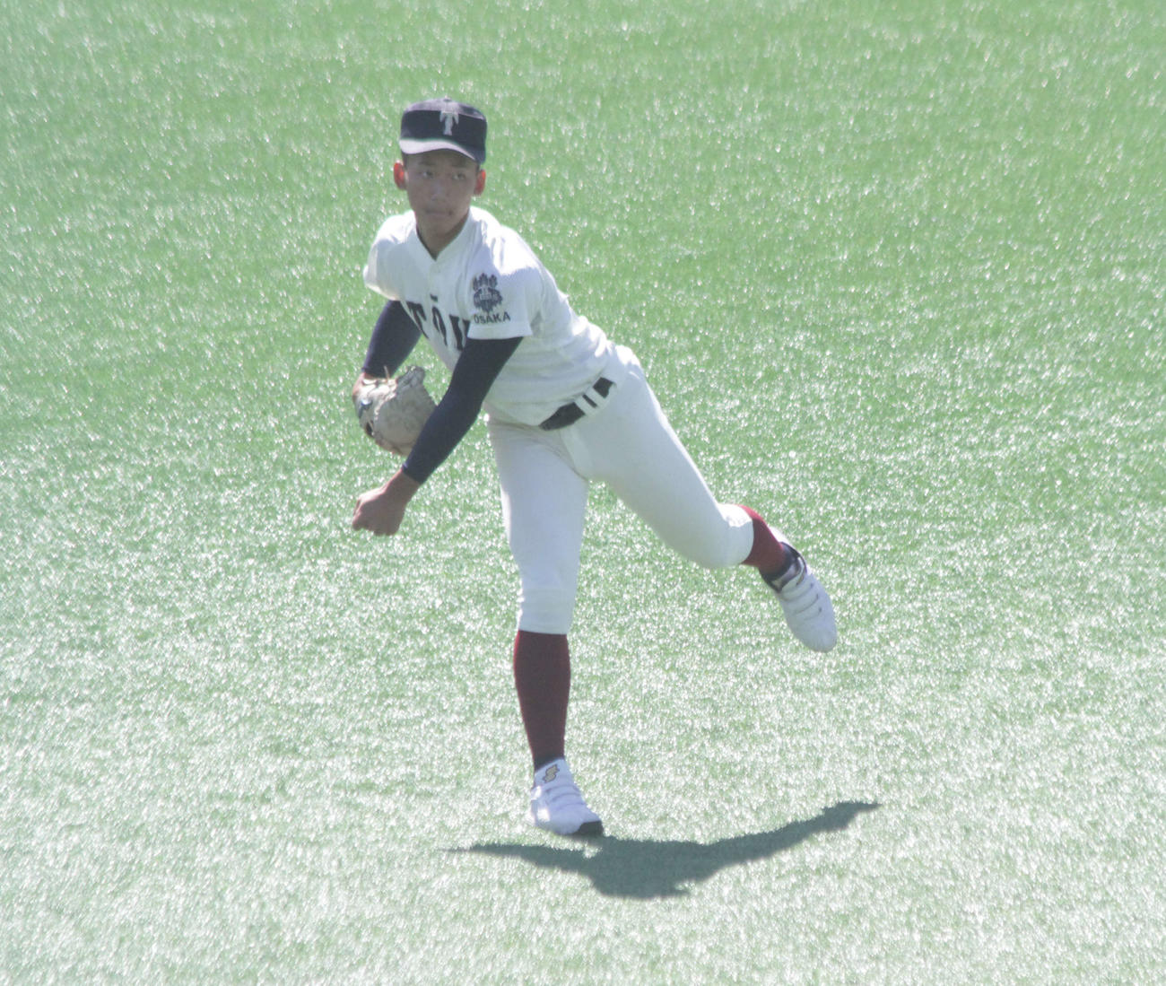大阪桐蔭の新主将に就いた前田悠伍投手は試合前、キャッチボールを行った
