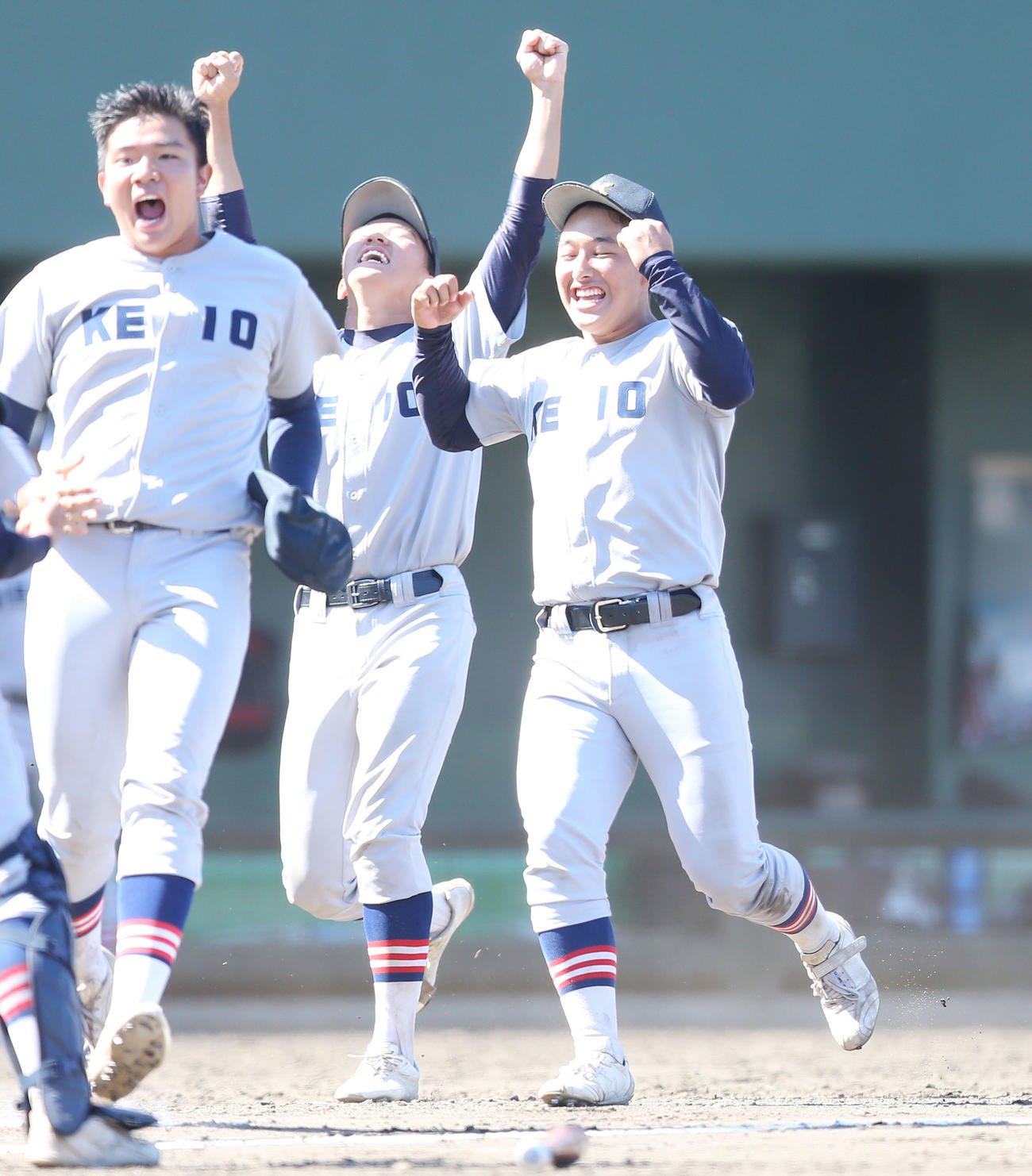 慶応対日大藤沢　日大藤沢に勝利し喜びを爆発させる慶応・清原（右）ら選手たち（撮影・宮地輝）