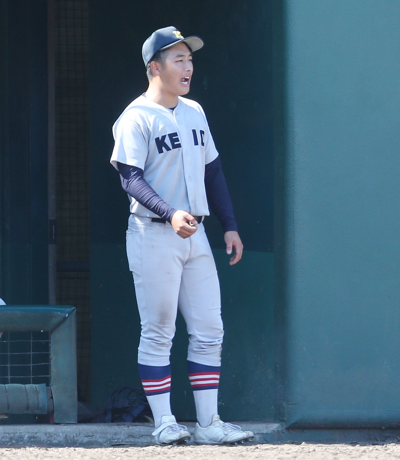 慶応対日大藤沢　9回裏、ベンチから声を出す慶応・清原（撮影・宮地輝）