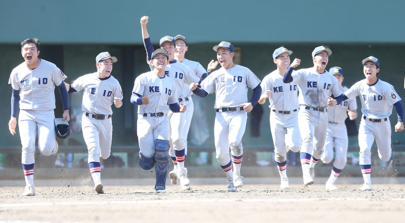 慶応対日大藤沢　日大藤沢に勝利し、ベンチから飛び出す慶応の選手たち（撮影・宮地輝）