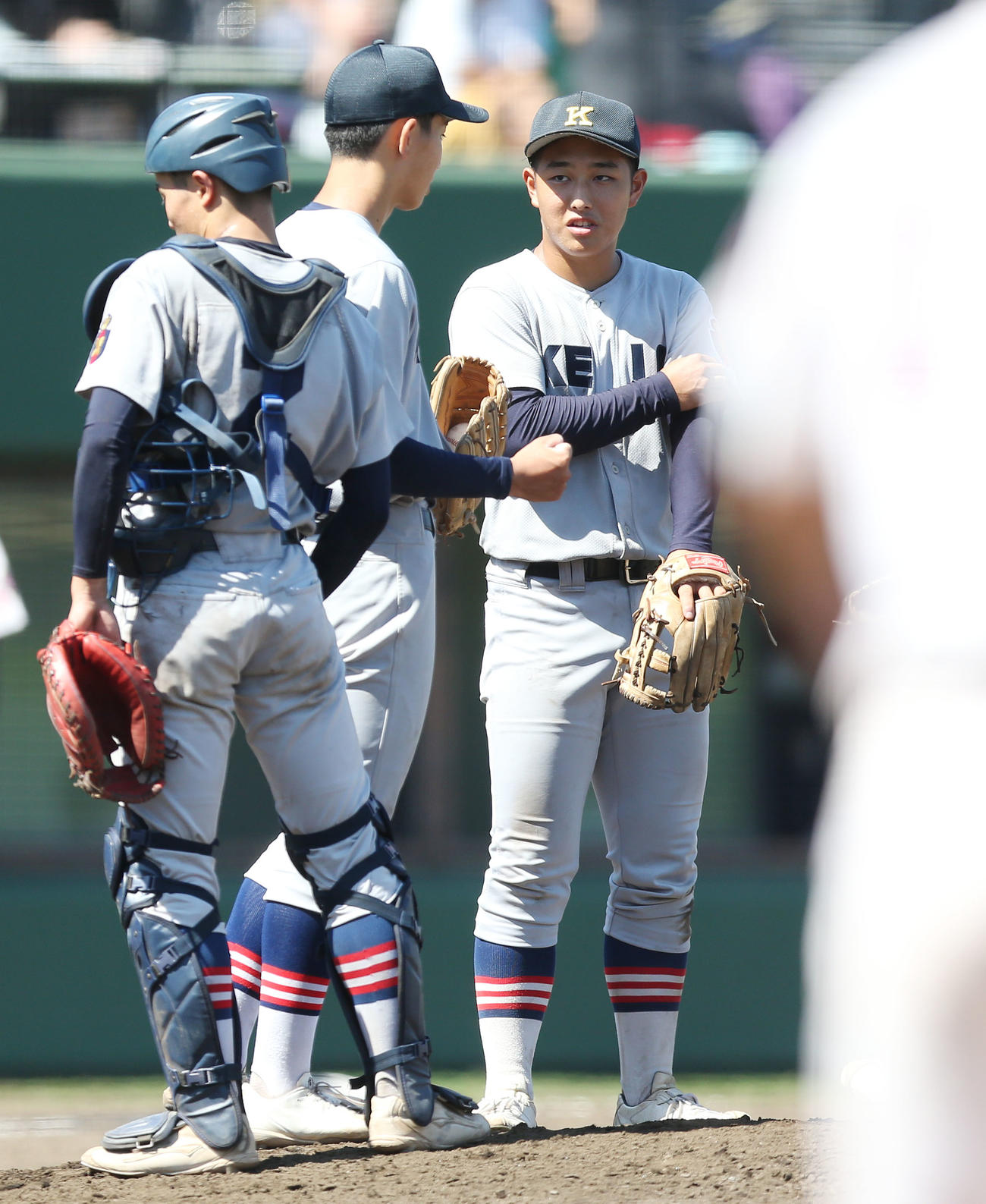 慶応対日大藤沢　7回裏、マウンドに集まり慶応・小宅（左から2人目）に声をかける清原（右）（撮影・宮地輝）