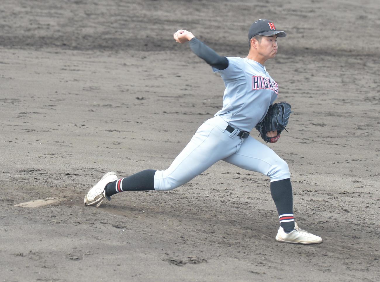 青森商対弘前東　2番手で登板し、好投した弘前東・福士（撮影・佐藤究）