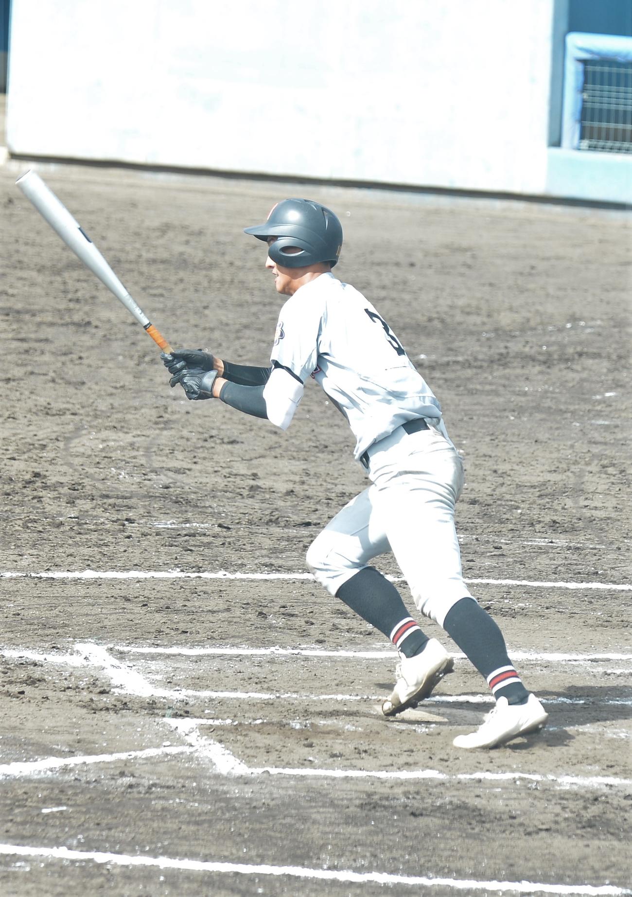 青森商対弘前東　同点適時打を含む3安打2打点の活躍を見せた弘前東・埓見（撮影・佐藤究）