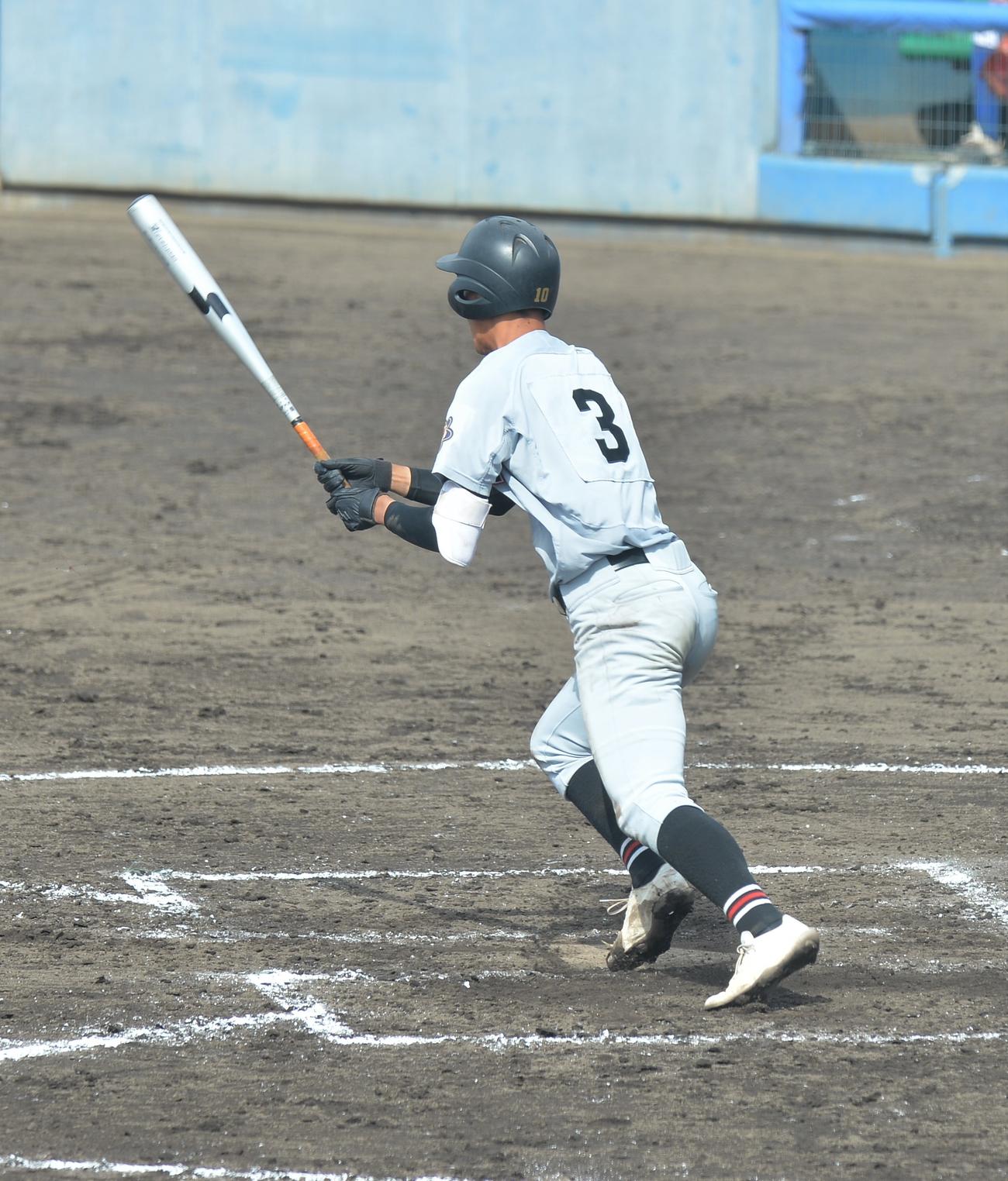 青森商対弘前東　1回裏弘前東2死一、三塁、同点適時打を放つ埓見（撮影・佐藤究）