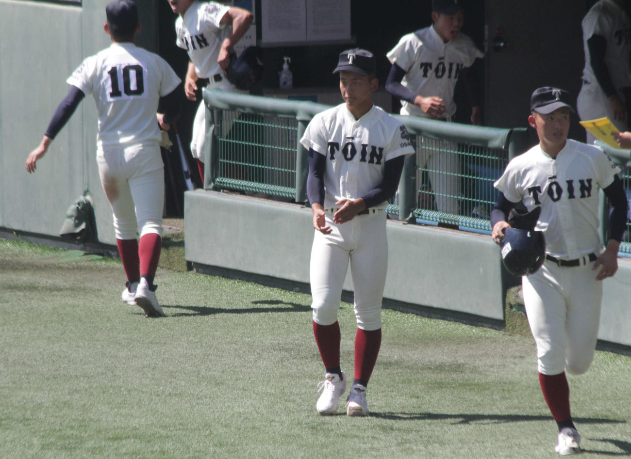 大阪桐蔭対春日丘　大阪桐蔭で新主将に就いた前田悠伍投手は守備から戻ってきたナインを鼓舞した（撮影・酒井俊作）
