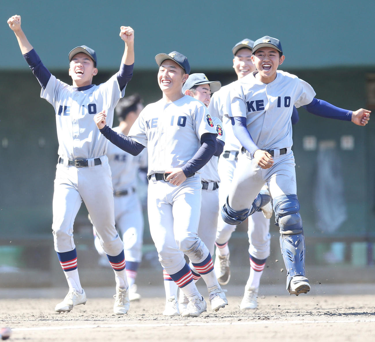 慶応対日大藤沢　決勝進出を決め、喜びを爆発させる慶応・清原（中央）ら選手たち（撮影・宮地輝）