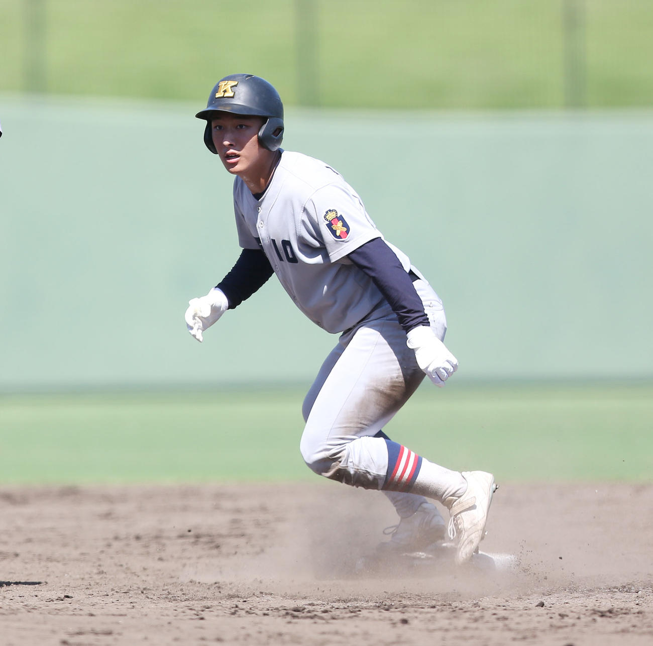 慶応対日大藤沢　4回表慶応無死一塁、八木が送りバントをし二塁へ進む清原（撮影・宮地輝）
