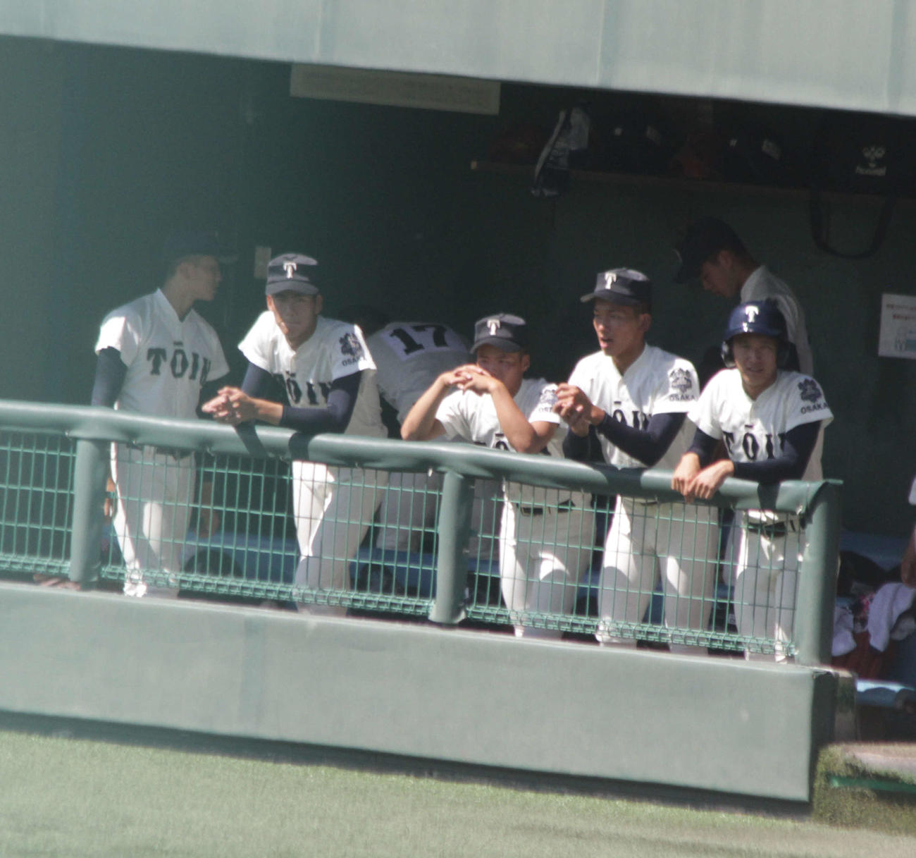 大阪桐蔭対春日丘　大阪桐蔭で新主将に就いた前田悠伍投手（右から2人目）はベンチから声を張り上げた（撮影・酒井俊作）