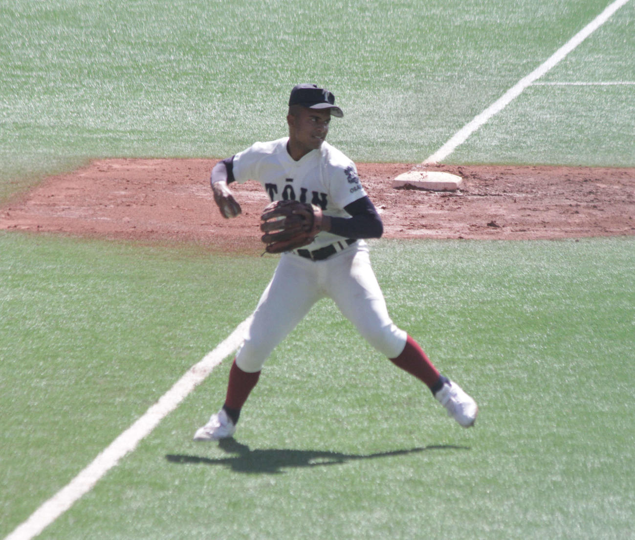 大阪桐蔭のラマル・ギービン・ラタナヤケ内野手は春日丘戦の試合前に三塁でシートノックを受けた