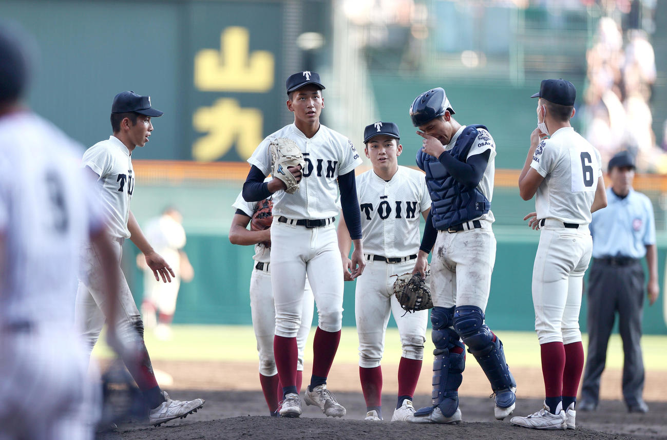 夏の甲子園準々決勝、下関国際戦の9回に逆転を許しマウンドの前田悠伍の元に集まる大阪桐蔭内野陣