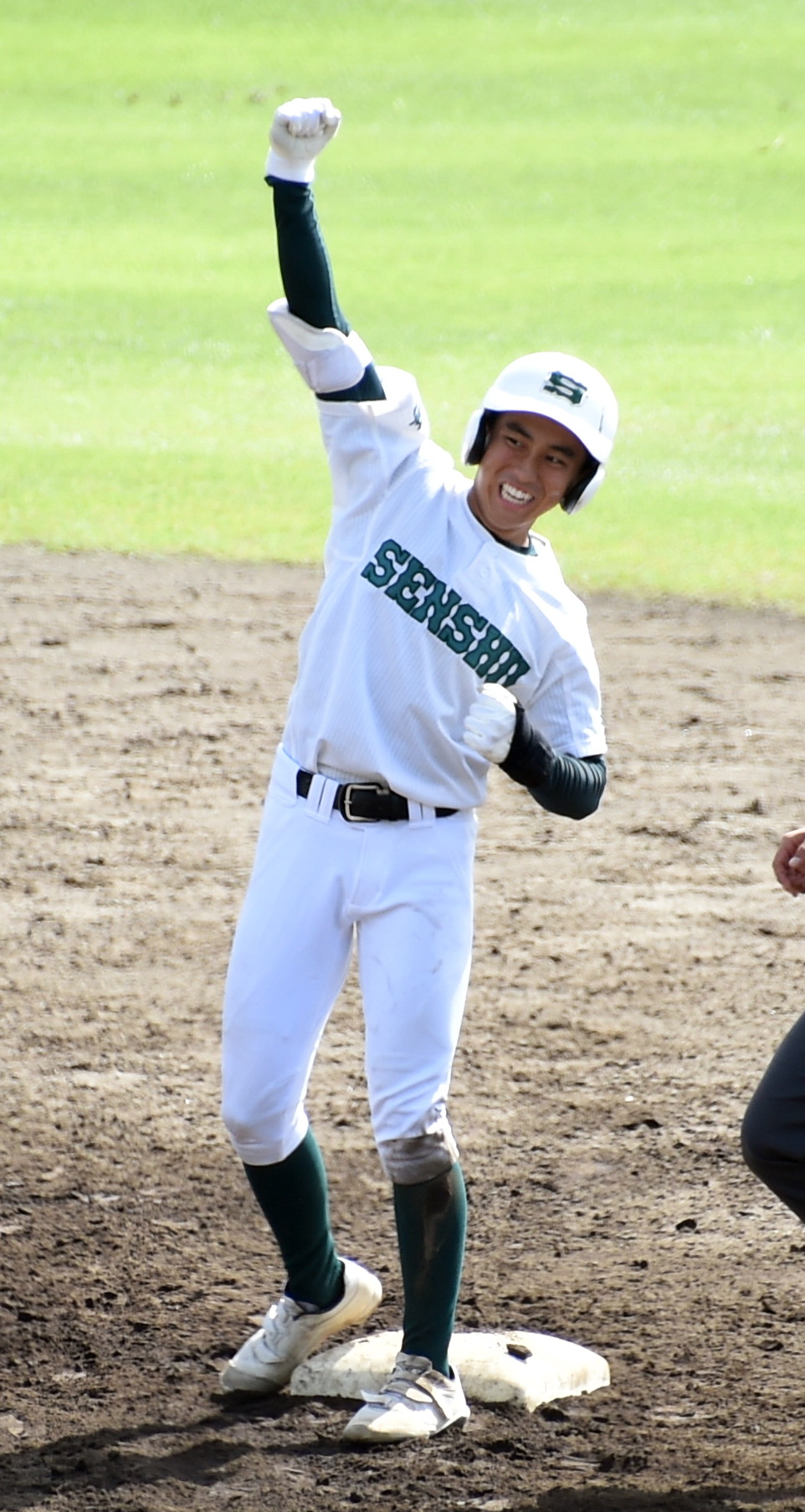 5回、同点の2点適時二塁打を放ちガッツポーズする専大北上・川崎