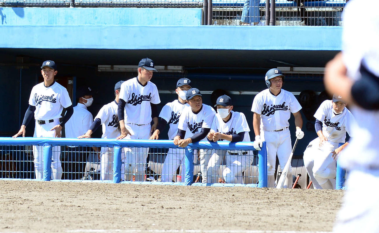準々決勝敗退に肩を落とす静岡高ナイン