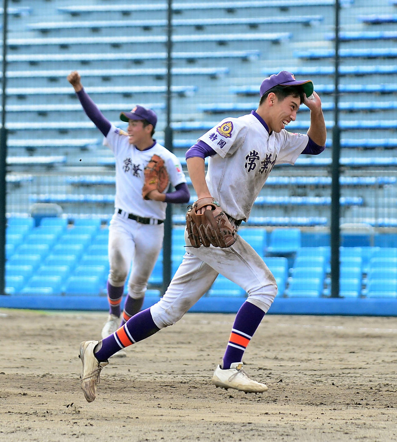 準決勝進出を決め、笑顔で整列に向かう常葉大橘・杉田（手前）
