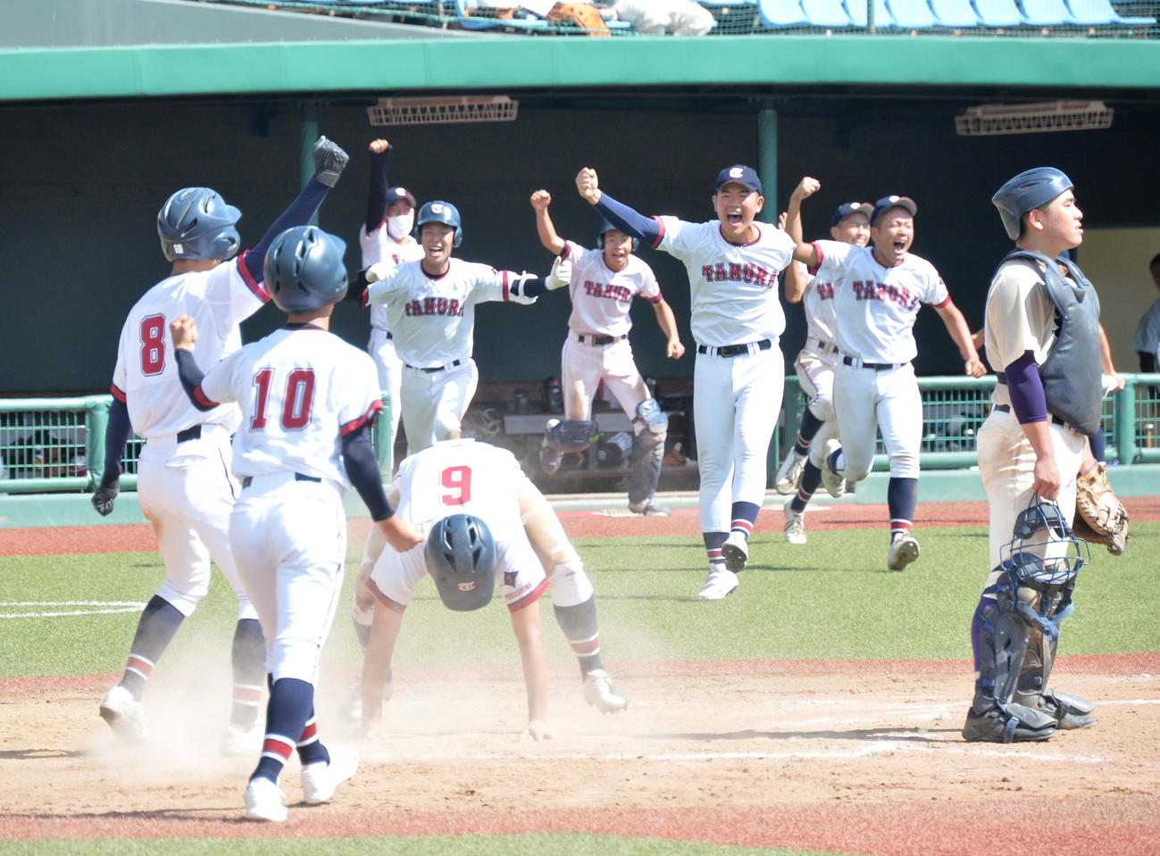 田村対平工　一塁走者、古内侑が生還し、逆転サヨナラにベンチから飛び出す田村ナイン（撮影・濱本神威）