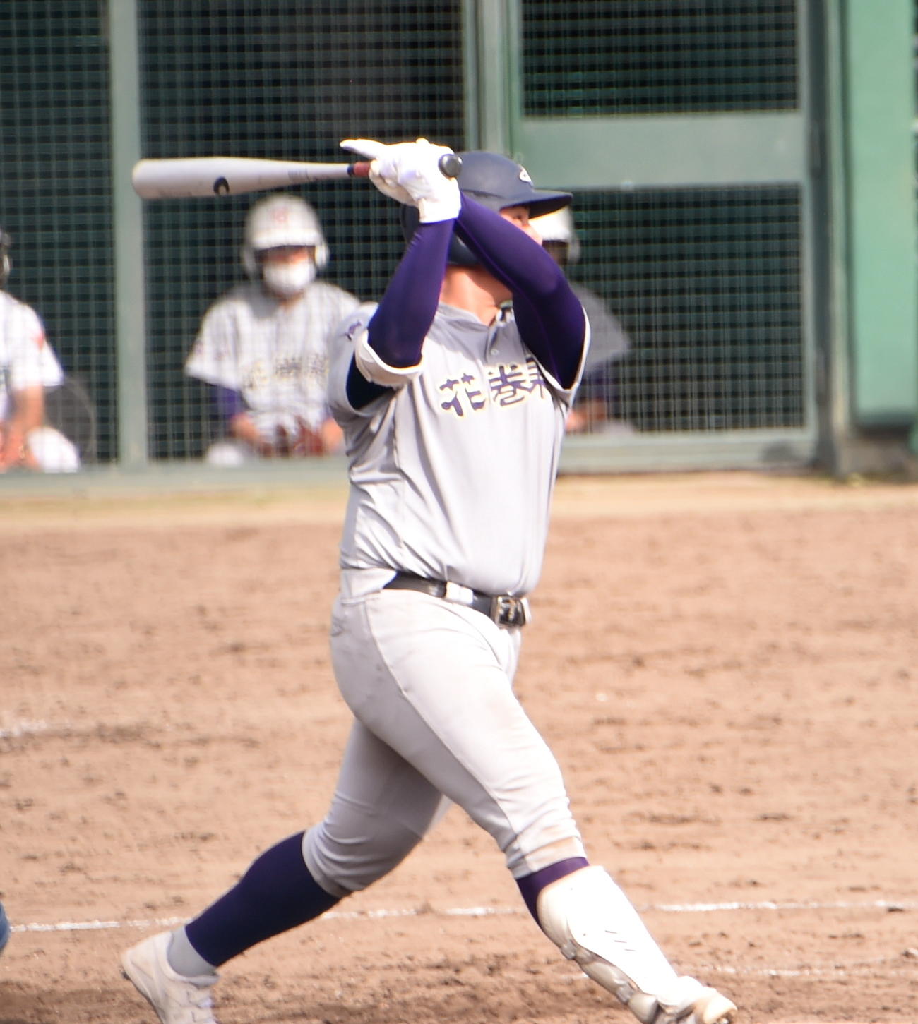 専大北上対花巻東　3回裏花巻東2死一、二塁、高校通算89号となる中越え3ランを放つ佐々木麟（撮影・山田愛斗）