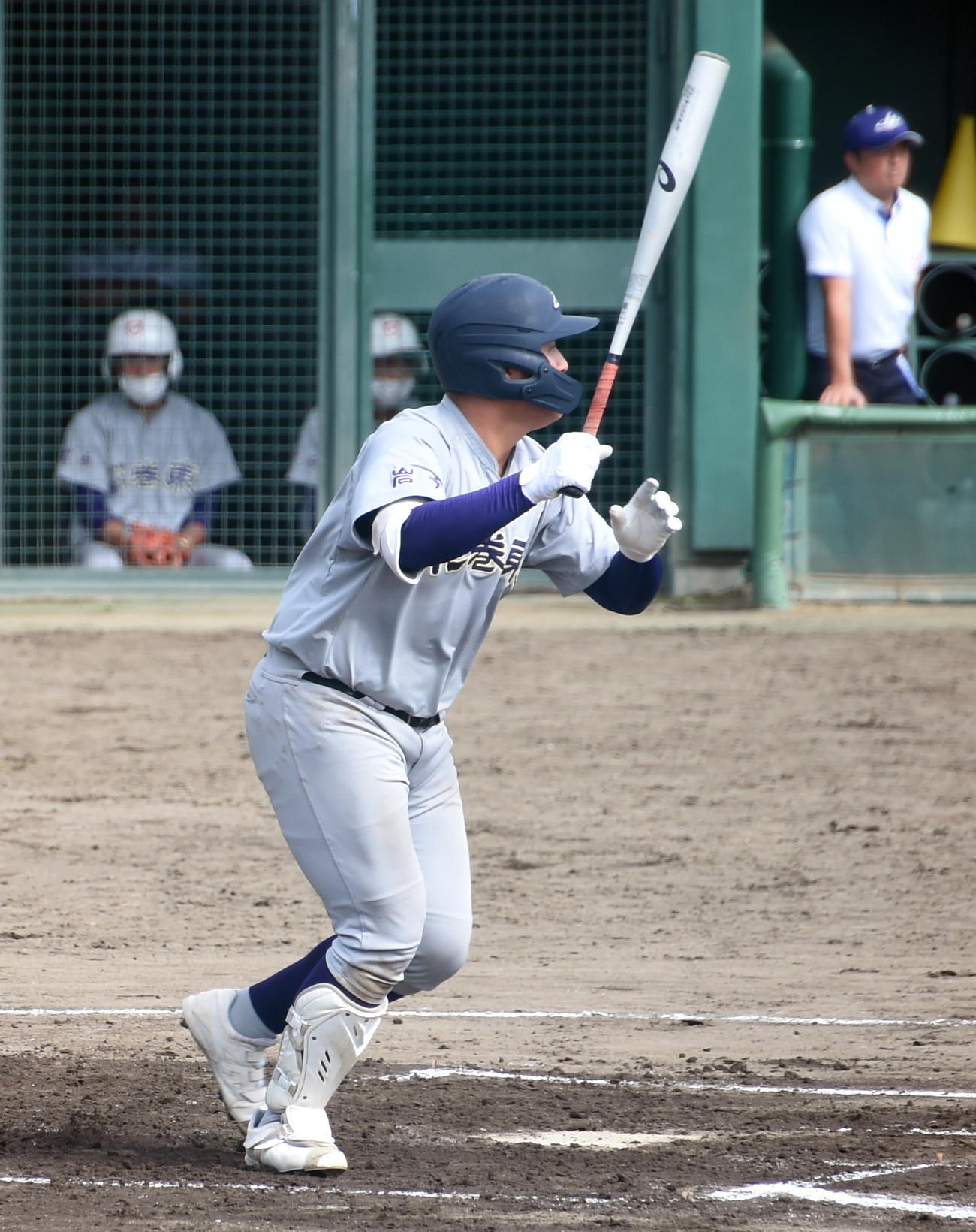 専大北上対花巻東　1回裏花巻東無死一、二塁、左翼フェンス直撃の先制適時二塁打を放つ佐々木麟（撮影・山田愛斗）
