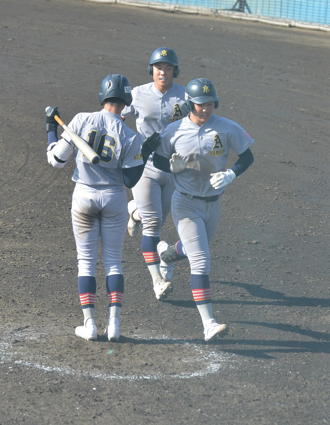 弘前東対青森山田　6回裏青森山田1死二塁、左中間へ2ランを放ち、笑顔を見せる川嶋（右）（撮影・佐藤究）