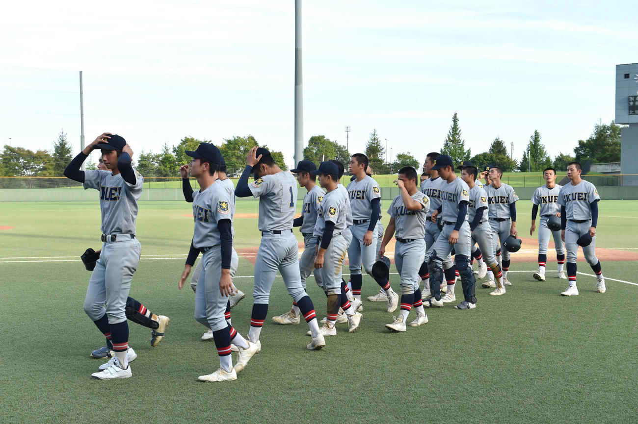 仙台育英対東北　応援席にあいさつ後、ベンチに引き揚げる仙台育英ナイン（撮影・相沢孔志）