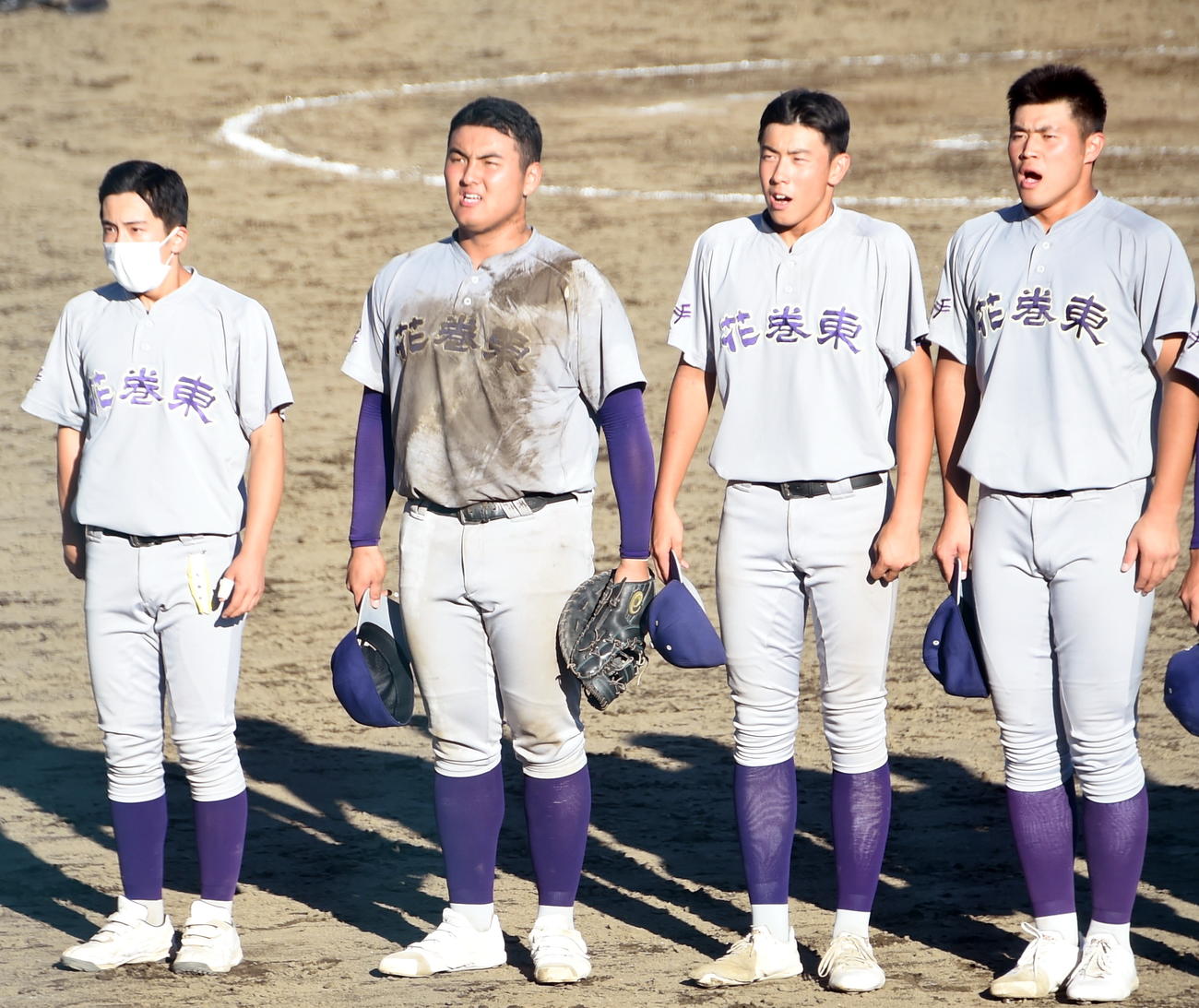 花巻東対盛岡大付　応援席にあいさつする佐々木麟（左から2人目）ら花巻東ナイン（撮影・山田愛斗）