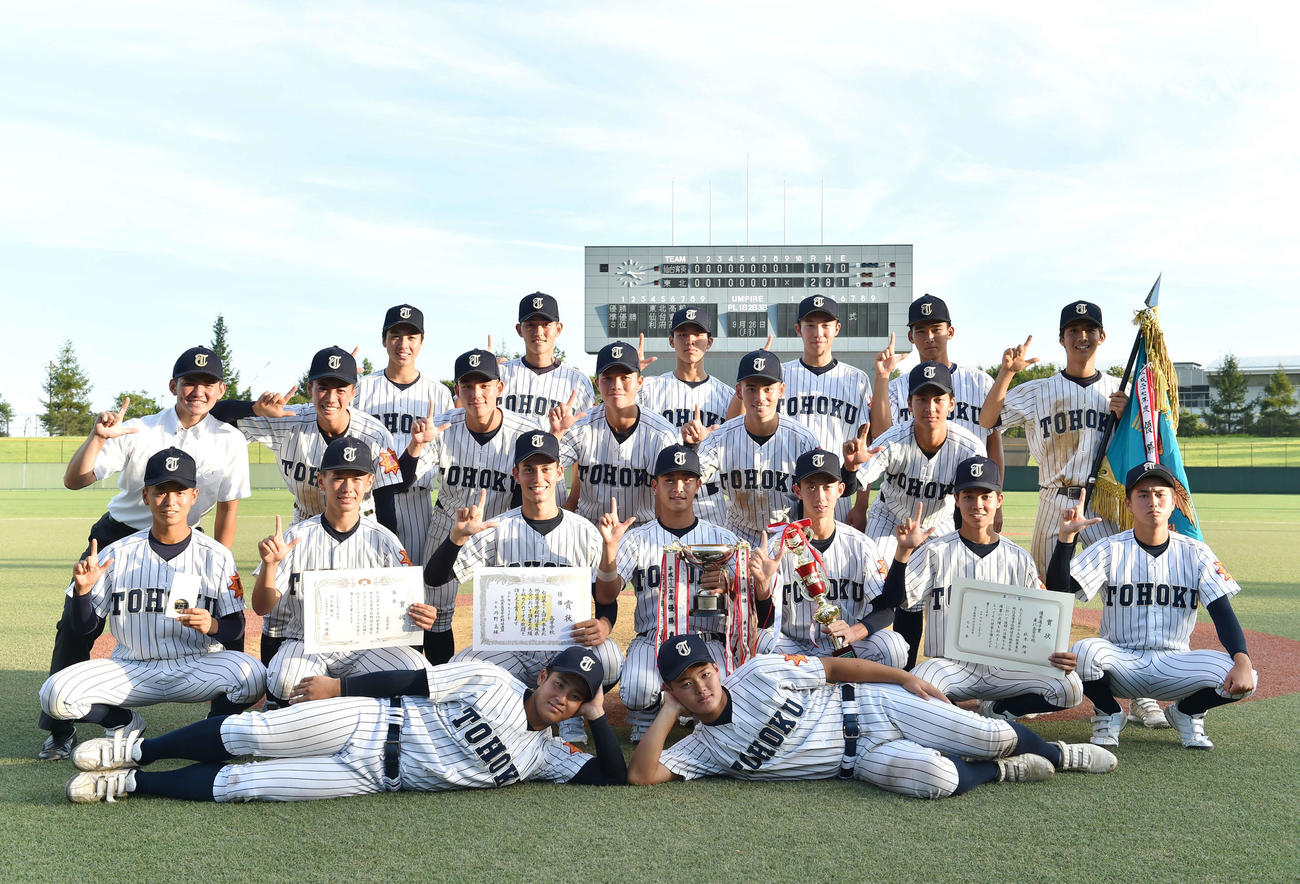 12年ぶりに優勝した東北ナインは、笑顔で記念撮影（撮影・相沢孔志）