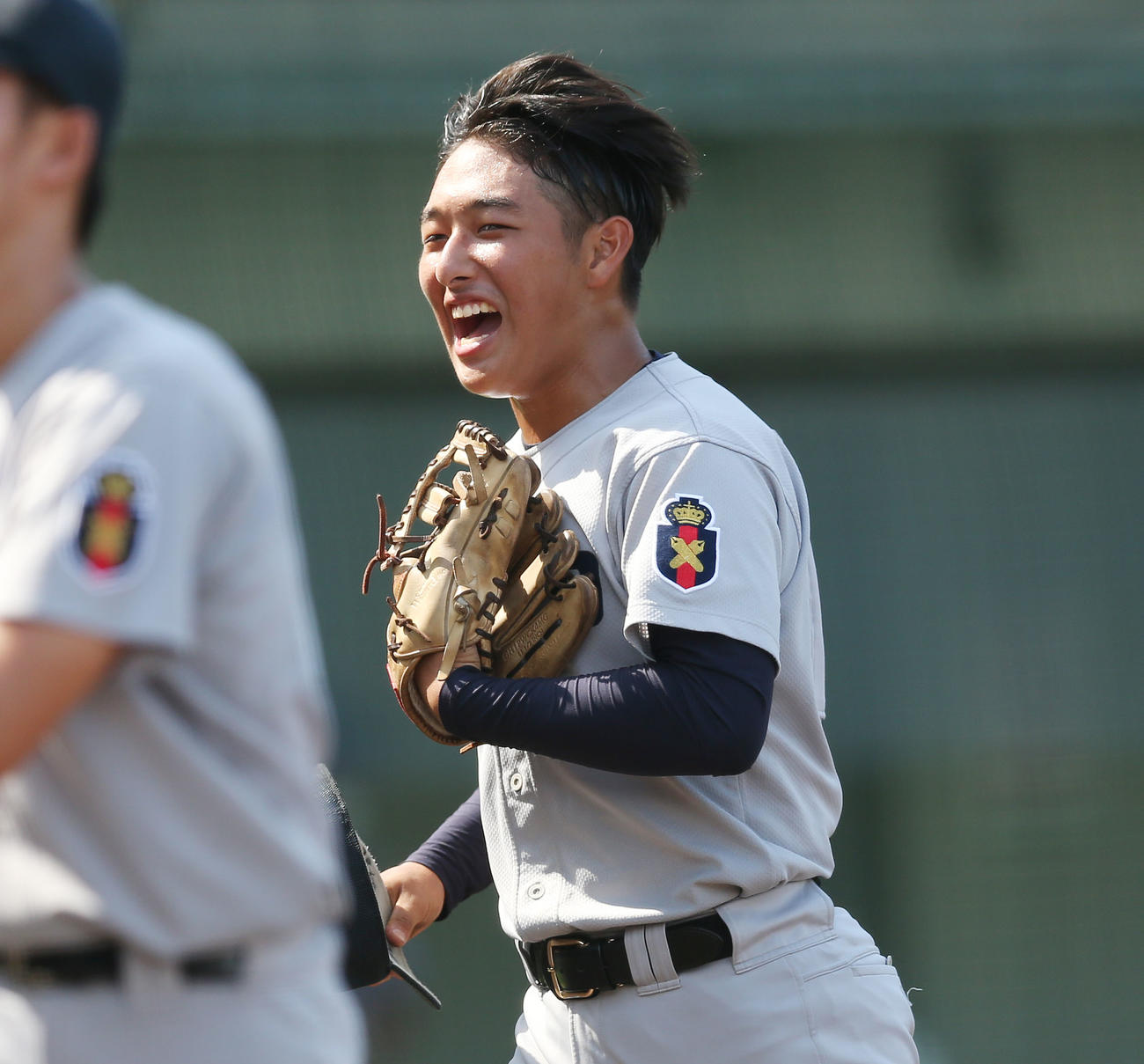 横浜対慶応　試合前シートノックを終え元気よく引き揚げる清原（撮影・宮地輝）