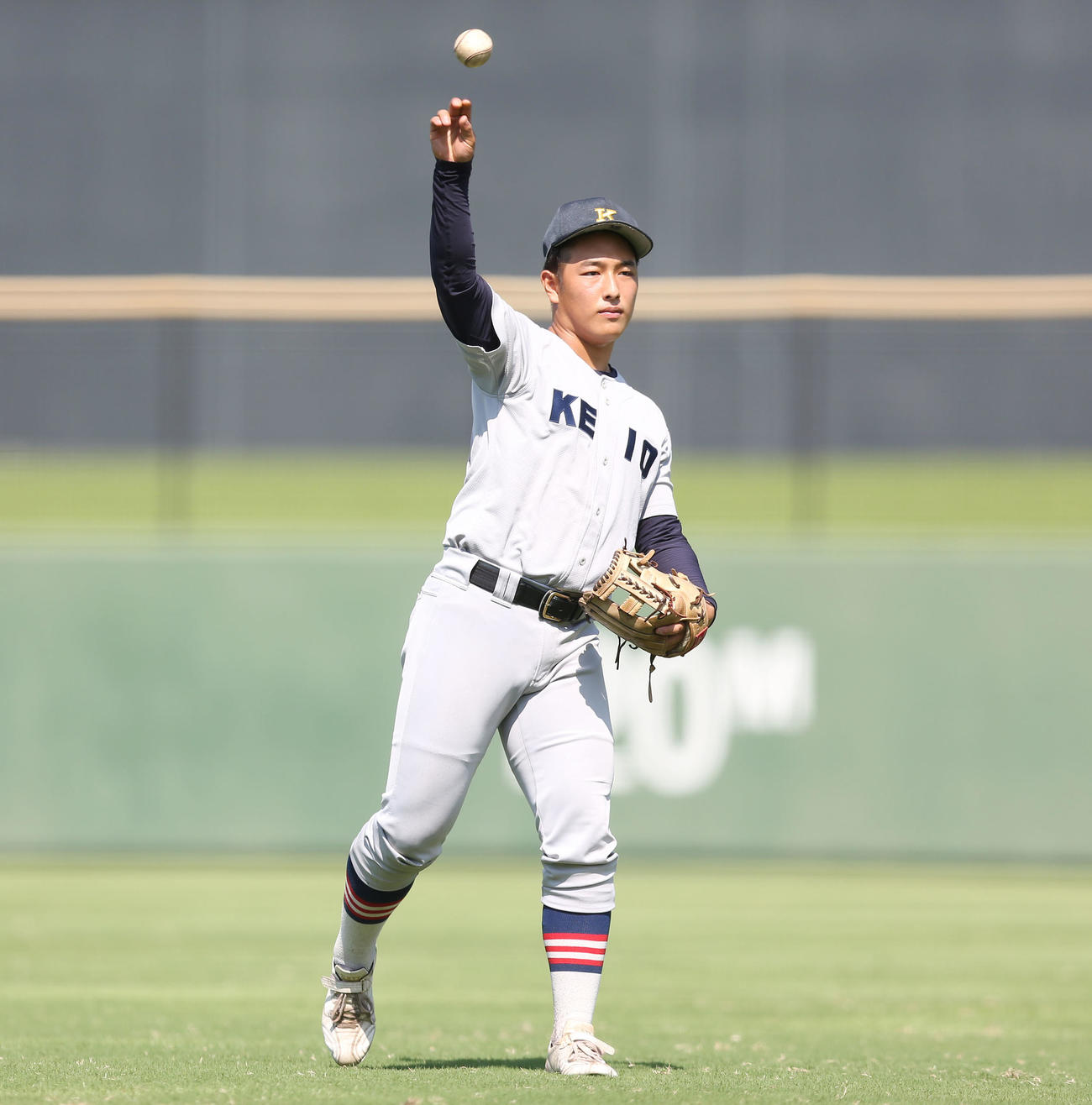 横浜対慶応　試合前、キャッチボールをする清原（撮影・宮地輝）