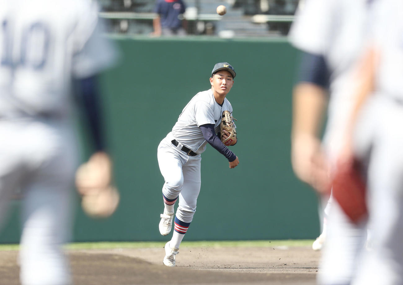 横浜対慶応　試合前、シートノックを受ける清原（撮影・宮地輝）