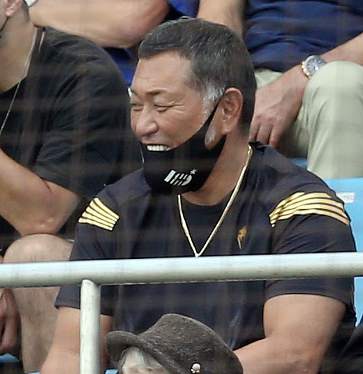 横浜対慶応　次男勝児の応援に駆けつけ笑顔を見せる清原和博氏（撮影・宮地輝）