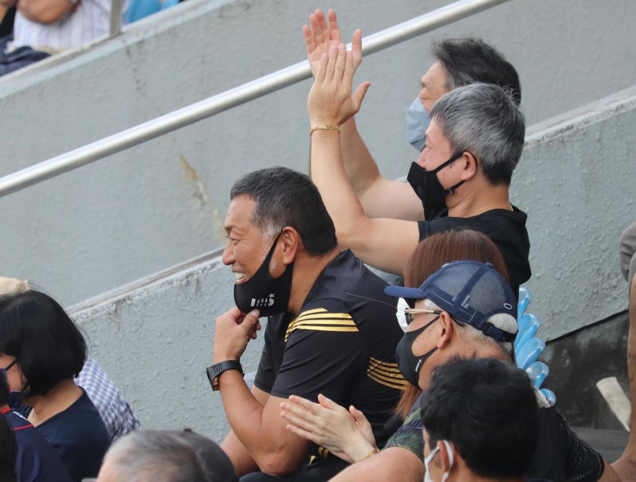 横浜対慶応　5回裏慶応1死一塁　次男・勝児の中前打に笑顔の清原和博氏（撮影・阿部泰斉）