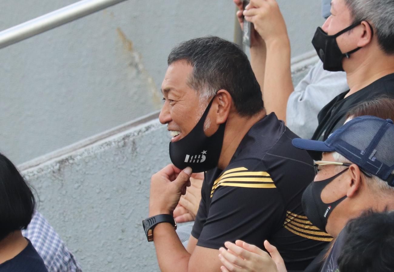 横浜対慶応　5回裏慶応1死一塁　次男・勝児の中前打に笑顔の清原和博氏（撮影・阿部泰斉）