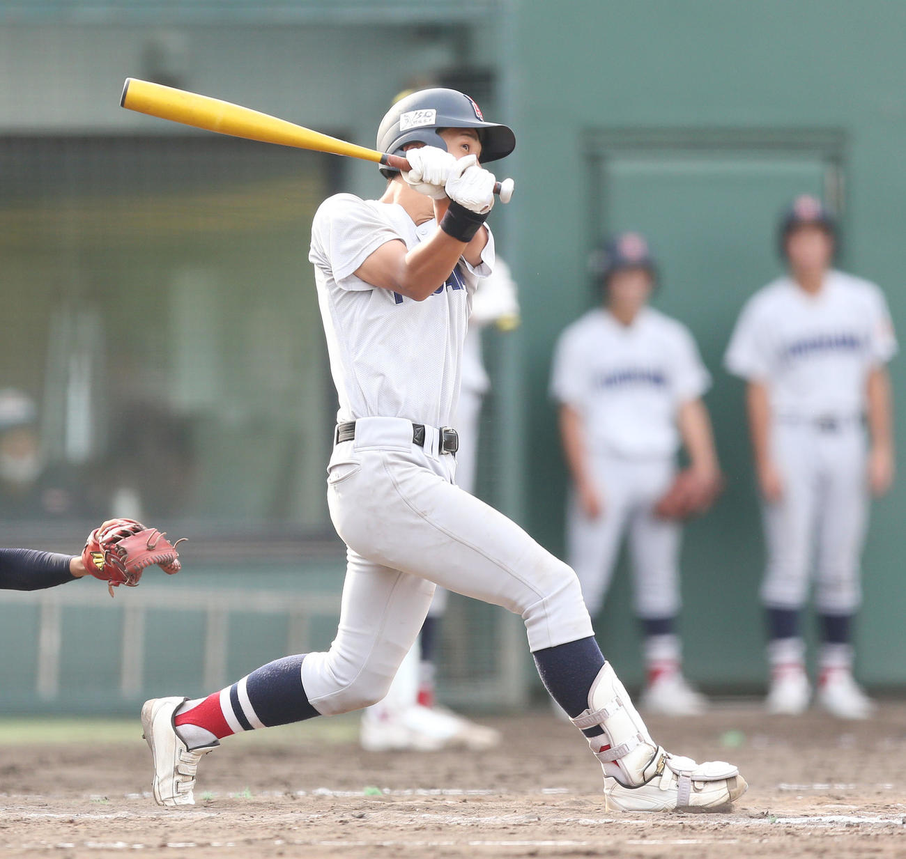 横浜対慶応　8回表横浜2死二塁、2点本塁打を放つ峯（撮影・宮地輝）