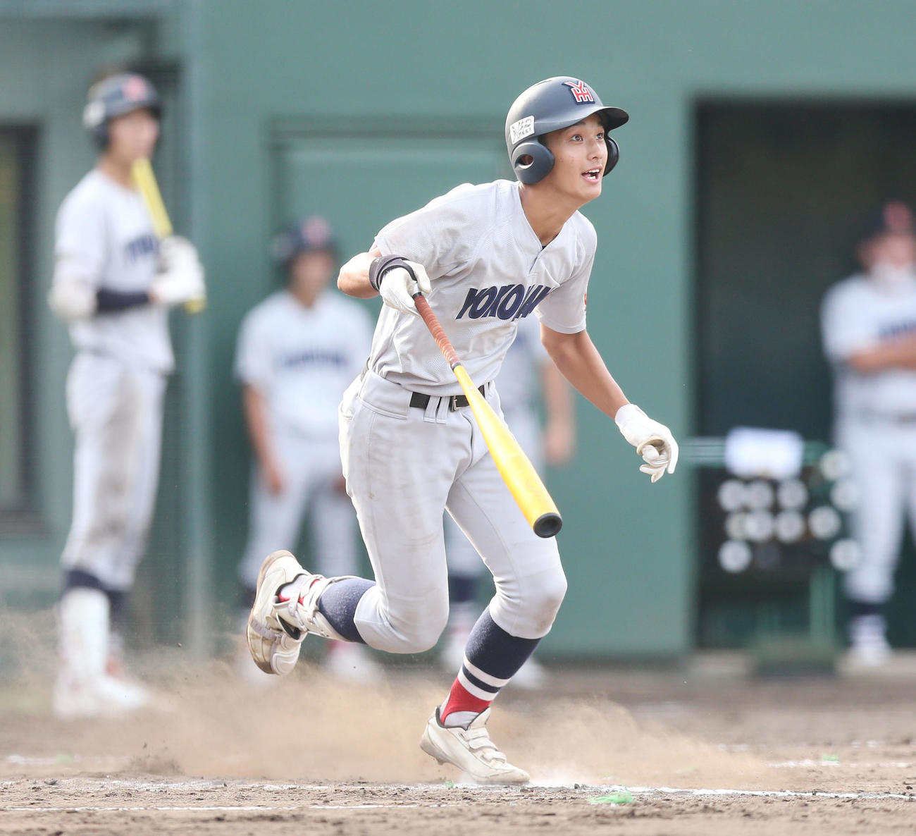 横浜対慶応　8回表横浜2死二塁、2点本塁打を放つ峯（撮影・宮地輝）