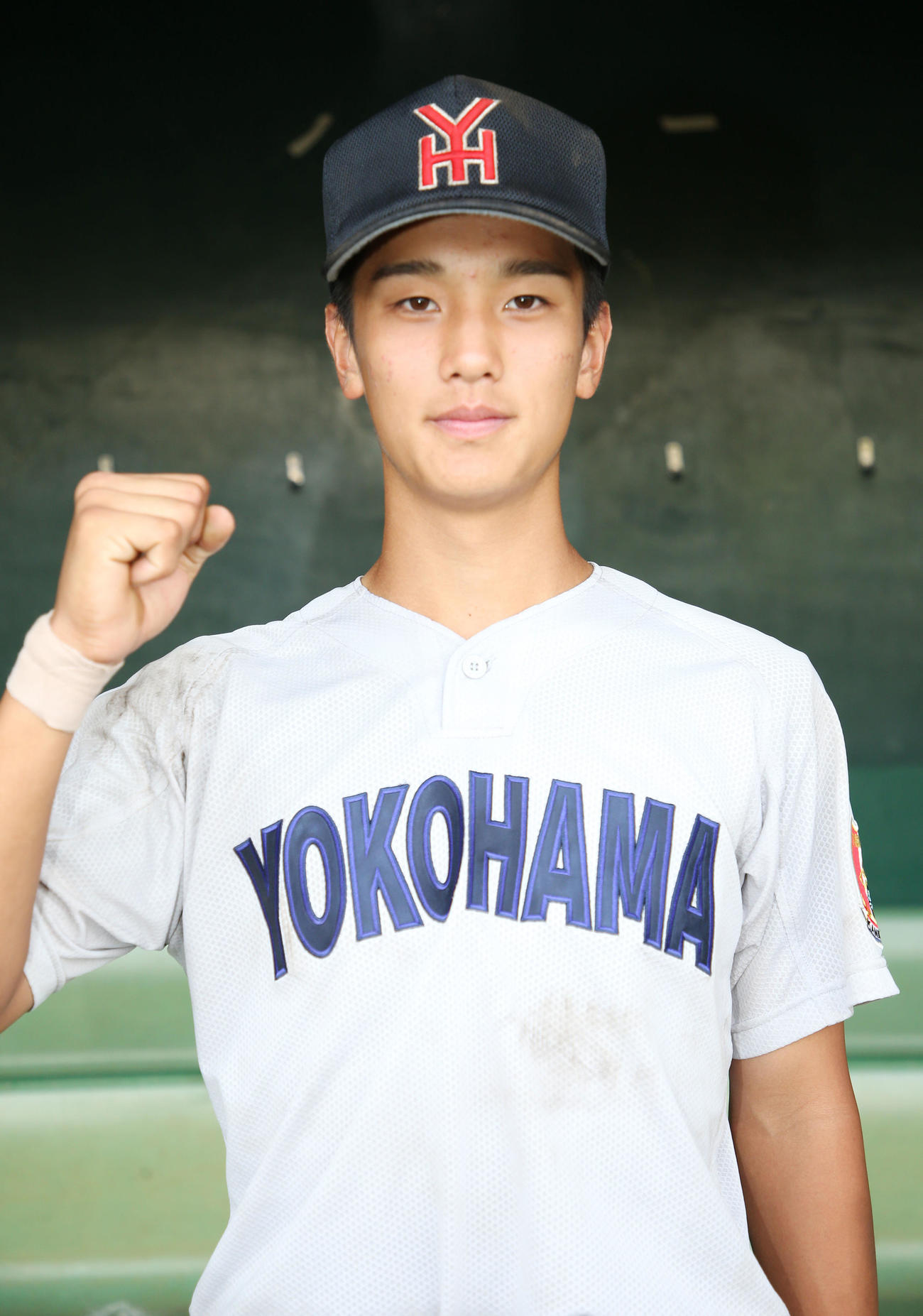 横浜対慶応　本塁打を放ち優勝に貢献しガッツポーズする横浜・峯（撮影・宮地輝）