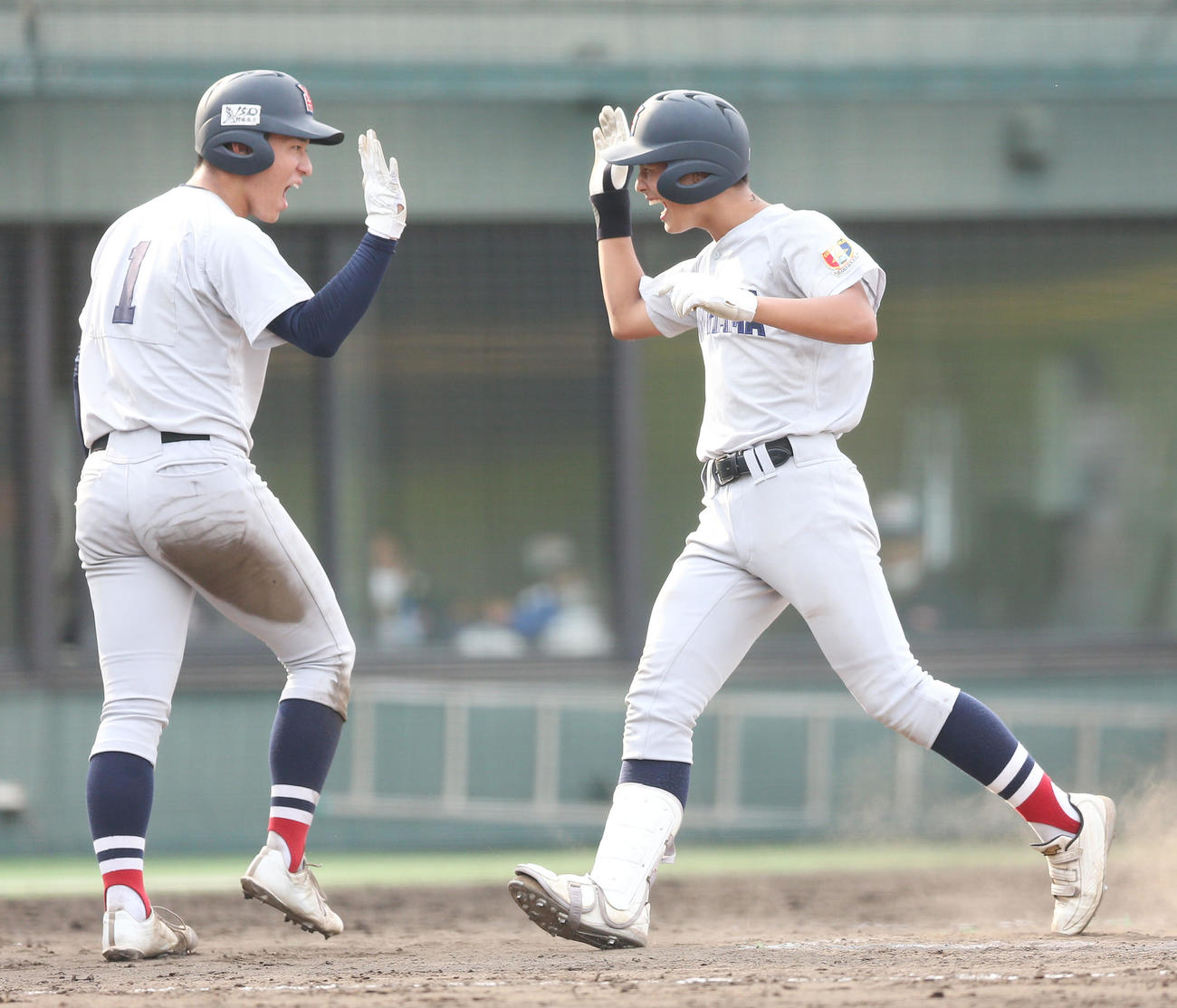 横浜対慶応　8回表横浜2死二塁、2点本塁打を放ち杉山（左）とハイタッチする峯（撮影・宮地輝）