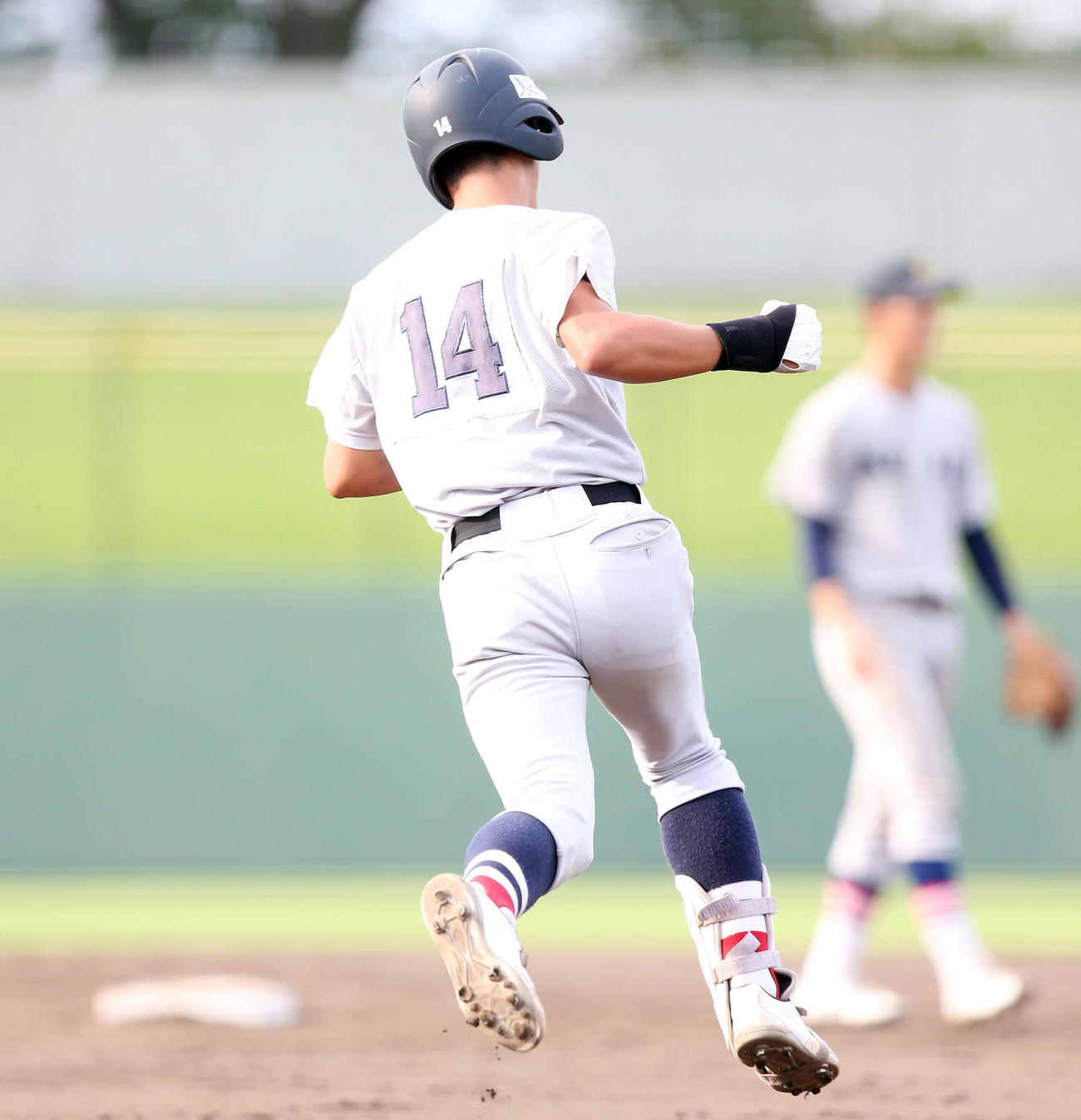 横浜対慶応　8回表横浜2死二塁、2点本塁打を放った峯（撮影・宮地輝）