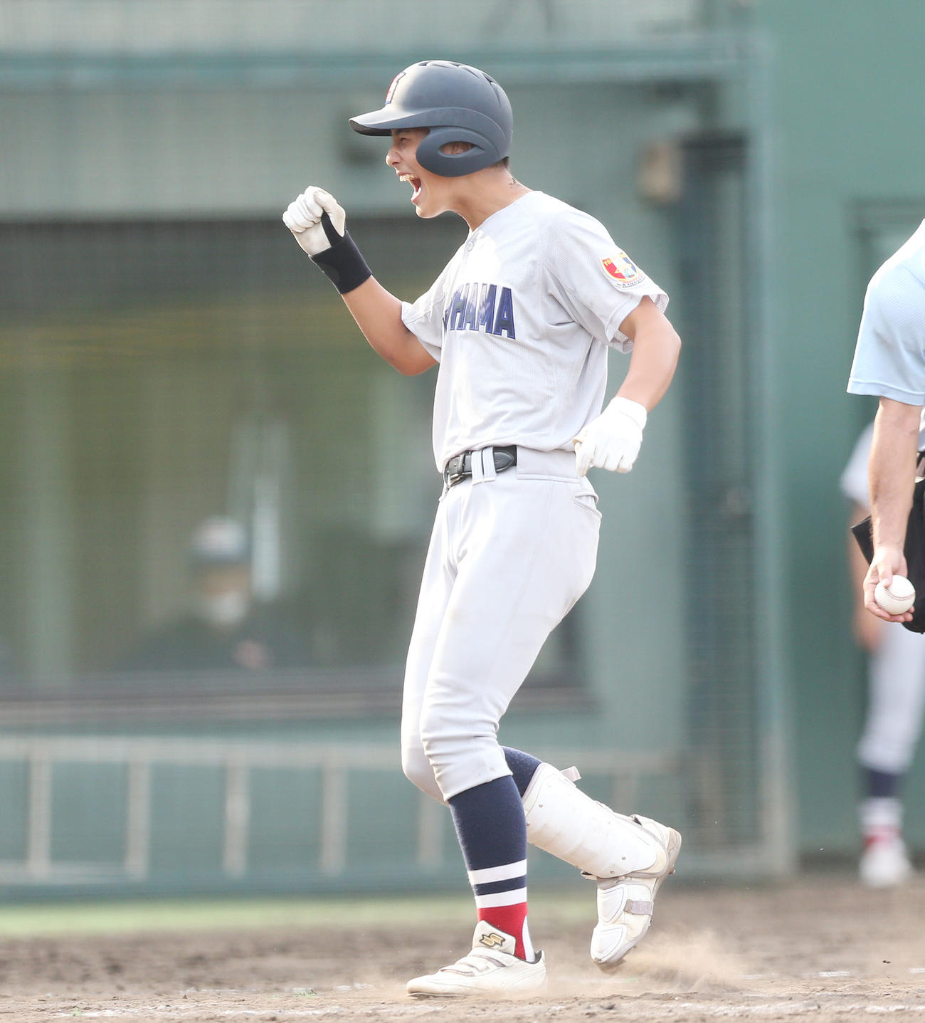 横浜対慶応　8回表横浜2死二塁、2点本塁打を放ちガッツポーズする峯（撮影・宮地輝）